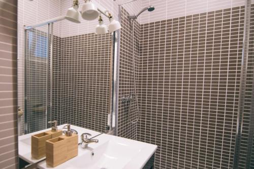 ein Badezimmer mit Waschbecken und Spiegel in der Unterkunft Casas de Mar - Concha in Olhão