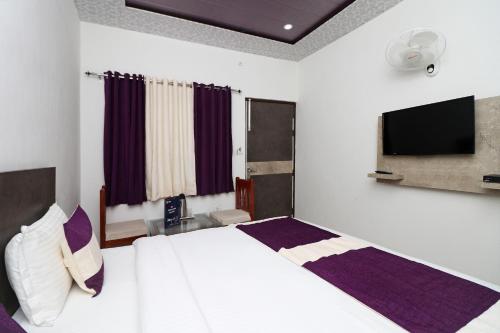 Un pat sau paturi într-o cameră la Rock resort