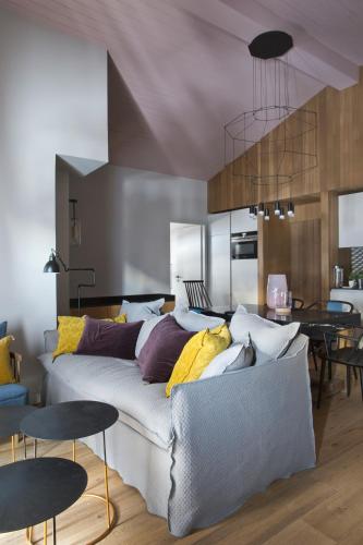 un salon avec un canapé et une table dans l'établissement Le petit M Chamonix au pied du Brévent, à Chamonix-Mont-Blanc