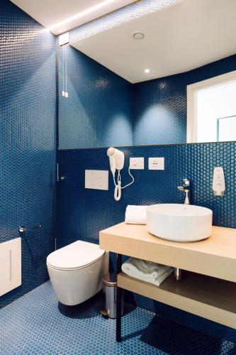 Salle de bains dans l'établissement Air Rooms Rome Airport by HelloSky