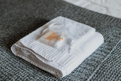 un par de toallas blancas sentadas en una mesa en Hotel Mathildedal en Matildedal