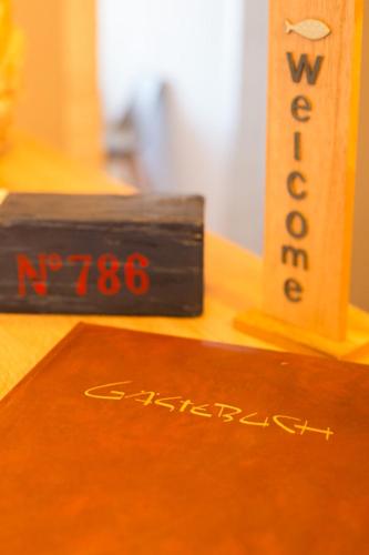 a book sitting on top of a wooden table at Hotel Strandräuber in Kalifornien