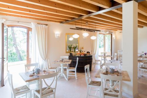 ein Restaurant mit Holzdecken und Tischen und Stühlen in der Unterkunft Agriturismo Ca' Zerbetto in Bardolino