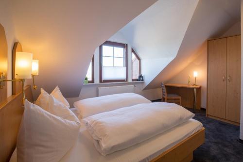 Кровать или кровати в номере Hotel Strandräuber