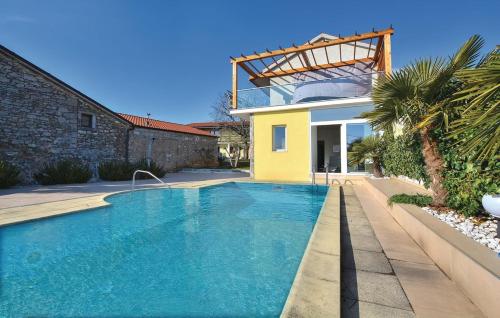 una piscina frente a una casa en Villa HerMes ArT, en Dutovlje
