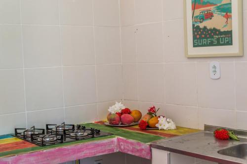 a kitchen with a stove and a bowl of fruit at Refugios Parajuru - Casa Manga in Parajuru