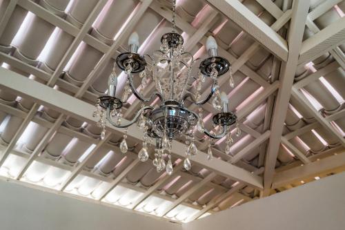 a chandelier hanging from a ceiling at Refugios Parajuru - Casa Manga in Parajuru