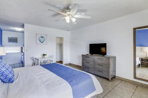 a bedroom with a bed and a ceiling fan at Blue Strawberry by the Sea in Fort Lauderdale