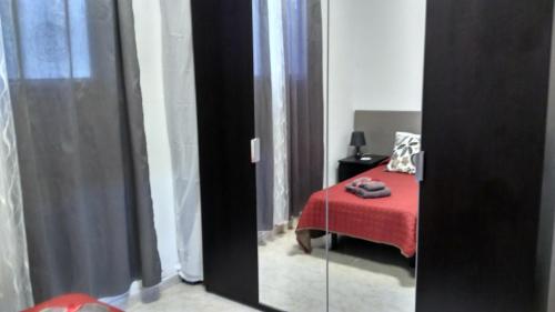 ラスパルマス・デ・グランカナリアにあるMargall Homeのベッドルーム1室(赤い毛布と鏡付きのベッド1台付)
