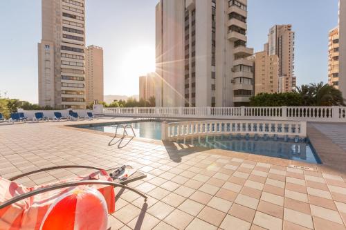 una piscina en una ciudad con edificios altos en Pierre & Vacances Benidorm Levante, en Benidorm