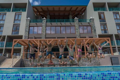 un grupo de personas haciendo una pose de yoga frente a una piscina en Satama Hotel en Cabo Haitiano