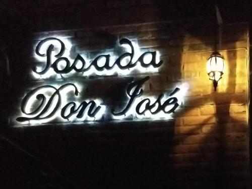 een bord met jamaica op ijs op een gebouw bij Posada Don Jose in El Fuerte