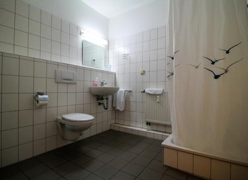 Kylpyhuone majoituspaikassa Hotel Ahrberg Viertel