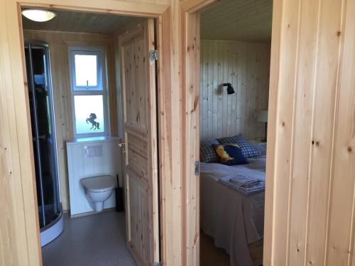 niewielka sypialnia z łóżkiem i oknem w obiekcie Sodulsholt Cottages w mieście Sodulsholt