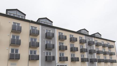 an apartment building with balconies on the side of it at Stadthotel Donauwörth in Donauwörth