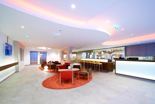 a hotel lobby with a bar and a restaurant at Simm's Hotel - cityhotel next to Metro U3 in Vienna
