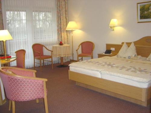 Tempat tidur dalam kamar di Ferienhof Meyer Landhotel