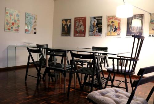 a dining room with a glass table and chairs at Feelings Aveiro Apartment in Aveiro