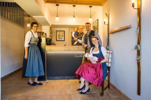 a group of people standing in a kitchen at Anderschitz Landhotel in Neufarn