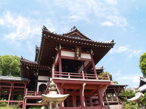 a pagoda building in a park with a sky at Green Sky Hotel Takehara in Takekara