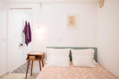リスボンにあるLittle studio for two-Alfamaの白い壁のベッドルーム1室
