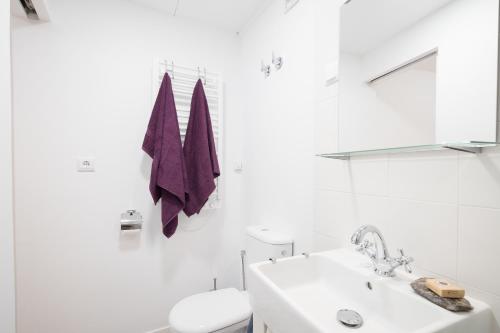 ein weißes Bad mit einem Waschbecken und einem WC in der Unterkunft Little studio for two-Alfama in Lissabon