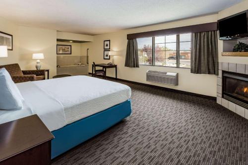 Imagen de la galería de AmericInn by Wyndham Hotel and Suites Long Lake, en Long Lake