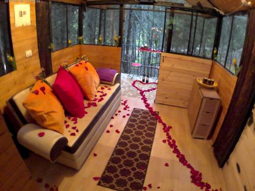 a room with a bed in a tree house at Casa En El Árbol Con Sauna somos PETFRIENDLY in Pesca