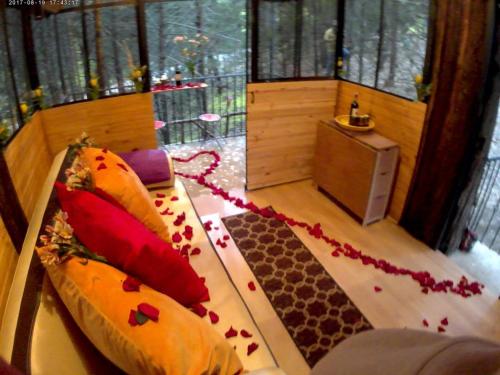 a room with a bed with flowers on the floor at Casa En El Árbol Con Sauna somos PETFRIENDLY in Pesca