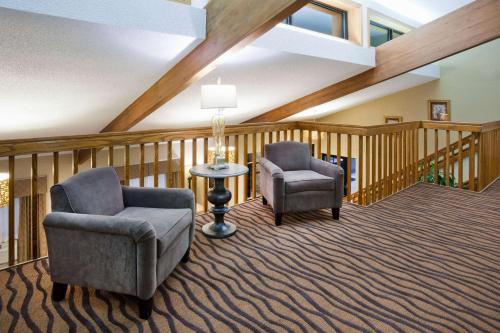 Ruang duduk di AmericInn by Wyndham Plover Stevens Point