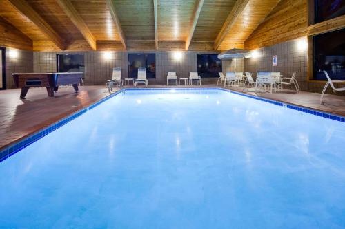 una gran piscina con piano en una habitación en AmericInn by Wyndham Ironwood, en Ironwood