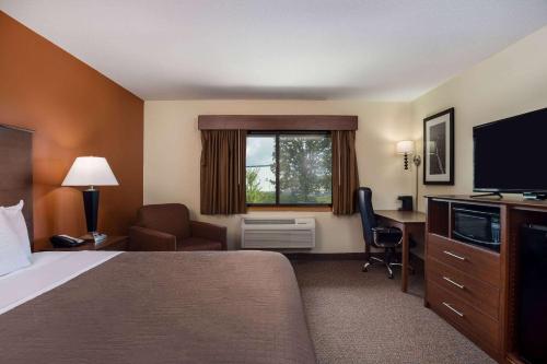 Letto o letti in una camera di AmericInn by Wyndham Tomah