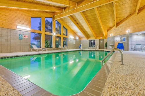 Bazén v ubytování AmericInn by Wyndham Algona nebo v jeho okolí