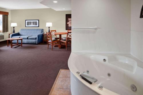 Imagen de la galería de AmericInn by Wyndham Chanhassen, en Chanhassen