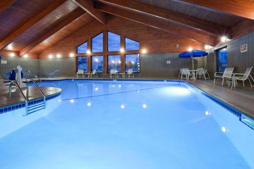 a large swimming pool in a large room at AmericInn by Wyndham Sartell in Sartell