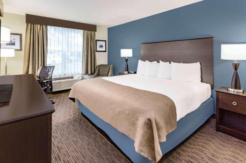 Ліжко або ліжка в номері AmericInn & Suites Burnsville, MN