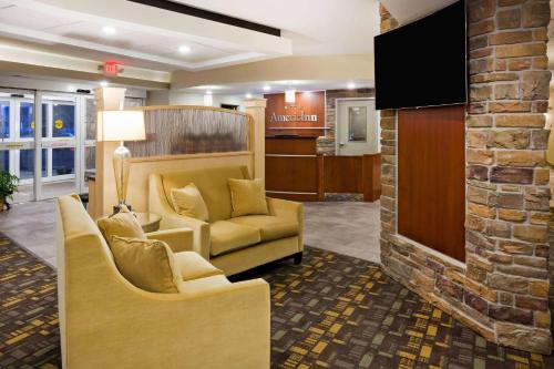 Ruang duduk di AmericInn by Wyndham DeWitt