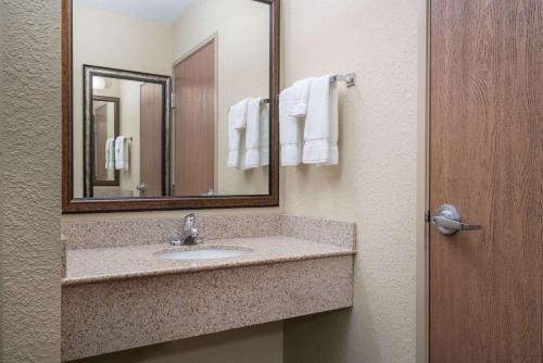 Bathroom sa AmericInn by Wyndham Newton