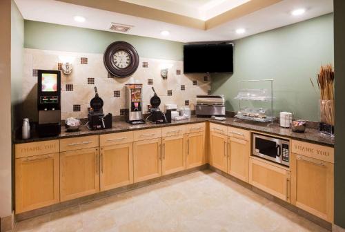Dapur atau dapur kecil di AmericInn by Wyndham DeWitt