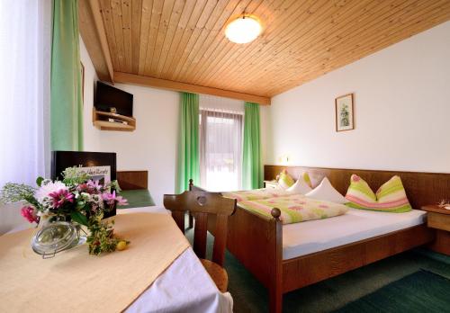 Postel nebo postele na pokoji v ubytování Haus Renate