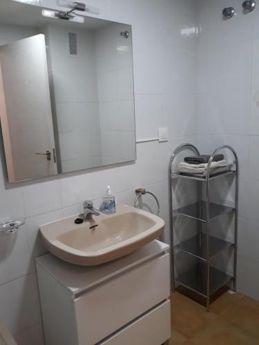 łazienka z umywalką i lustrem w obiekcie Apartamento Vacacional w mieście Torrevieja