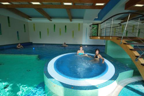 un grupo de personas en una piscina cubierta en Dwór Kombornia Hotel&SPA, en Kombornia