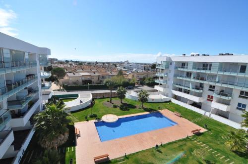 una vista aérea de un complejo de apartamentos con piscina en RNET - Portomar Plus Roses en Roses