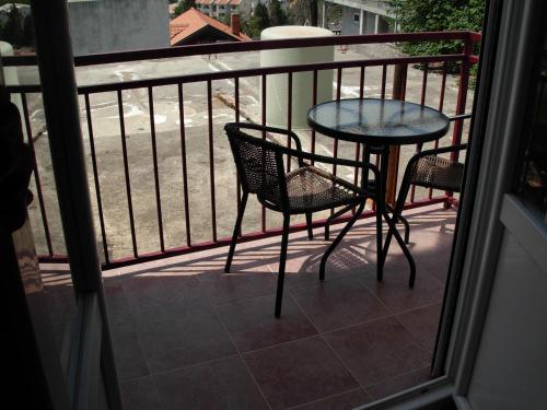 Een balkon of terras bij Apartmani CECA 012 Sutomore