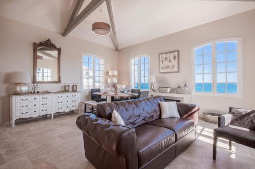 アンティーブにあるMAISON MARINA - Absoluty Antibes - New-Luxury old Antibes - 1st Row Sea View Terraceのリビングルーム(革張りのソファ、テーブル付)