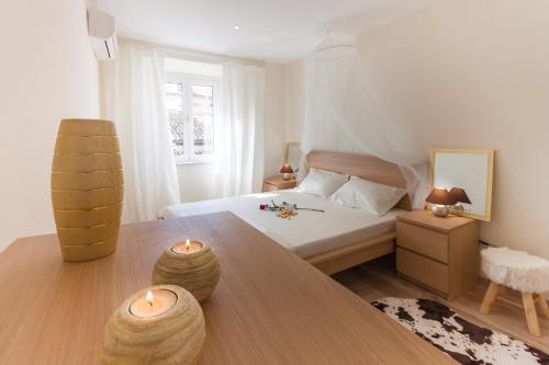 Säng eller sängar i ett rum på Elegant Old Town Apartments by Nadiona
