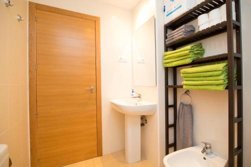 un bagno con lavandino, servizi igienici e porta di Terrazas De la Torre 533 a Roldán