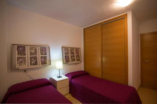 una camera d'albergo con due letti e una porta di Terrazas De la Torre 533 a Roldán