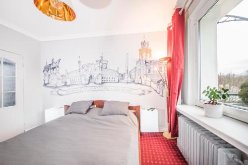 sypialnia z łóżkiem z rysunkiem na ścianie w obiekcie Apartamenty Ogrodowa - Lublin 700 w mieście Lublin