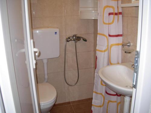 Een badkamer bij Apartmani CECA 012 Sutomore